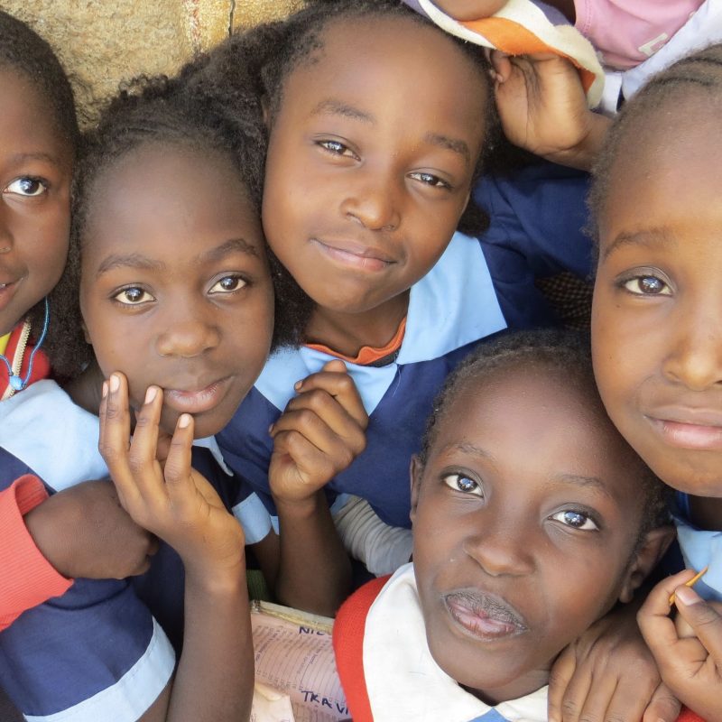 Velma y sus amigos en un descanso entre clases
