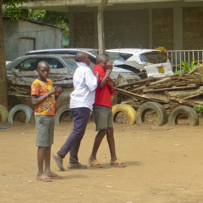 Jugando al fútbol en Kwetu